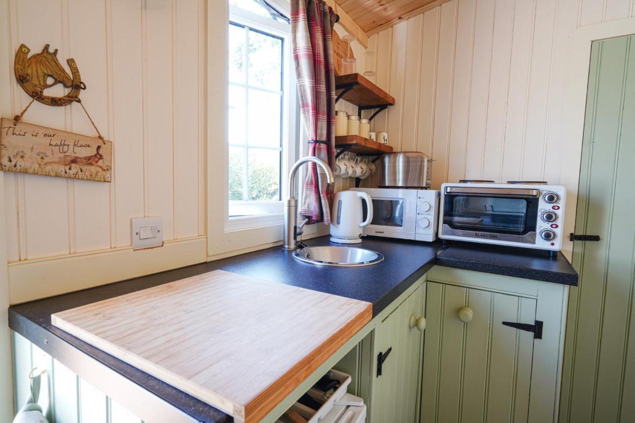 The Laburnum Retreat Shepherd Hut Private Hot Tub Upper Hulme Εξωτερικό φωτογραφία